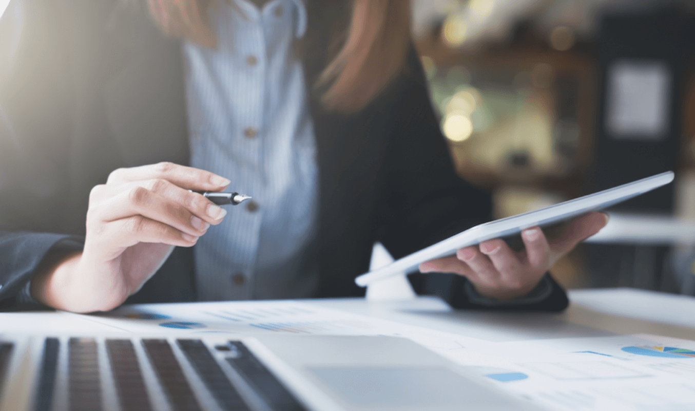 A female board member using an electronic meeting software for documents