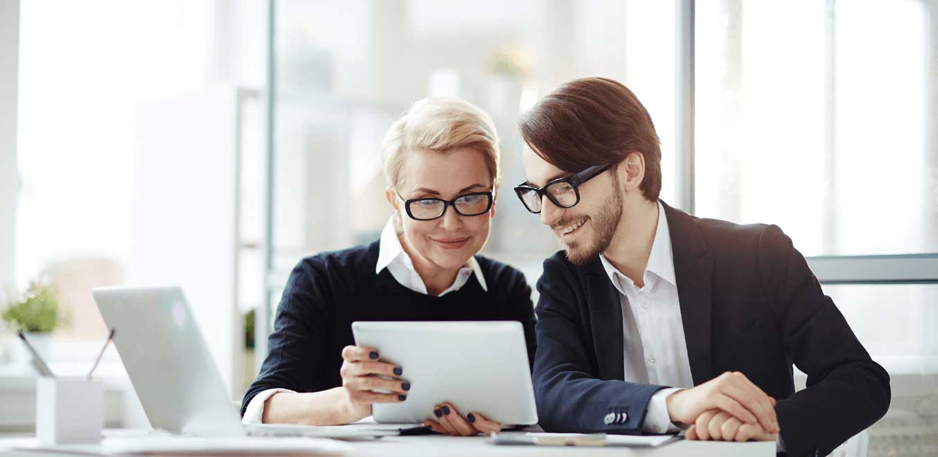 Employees collaborating in a paperless workplace